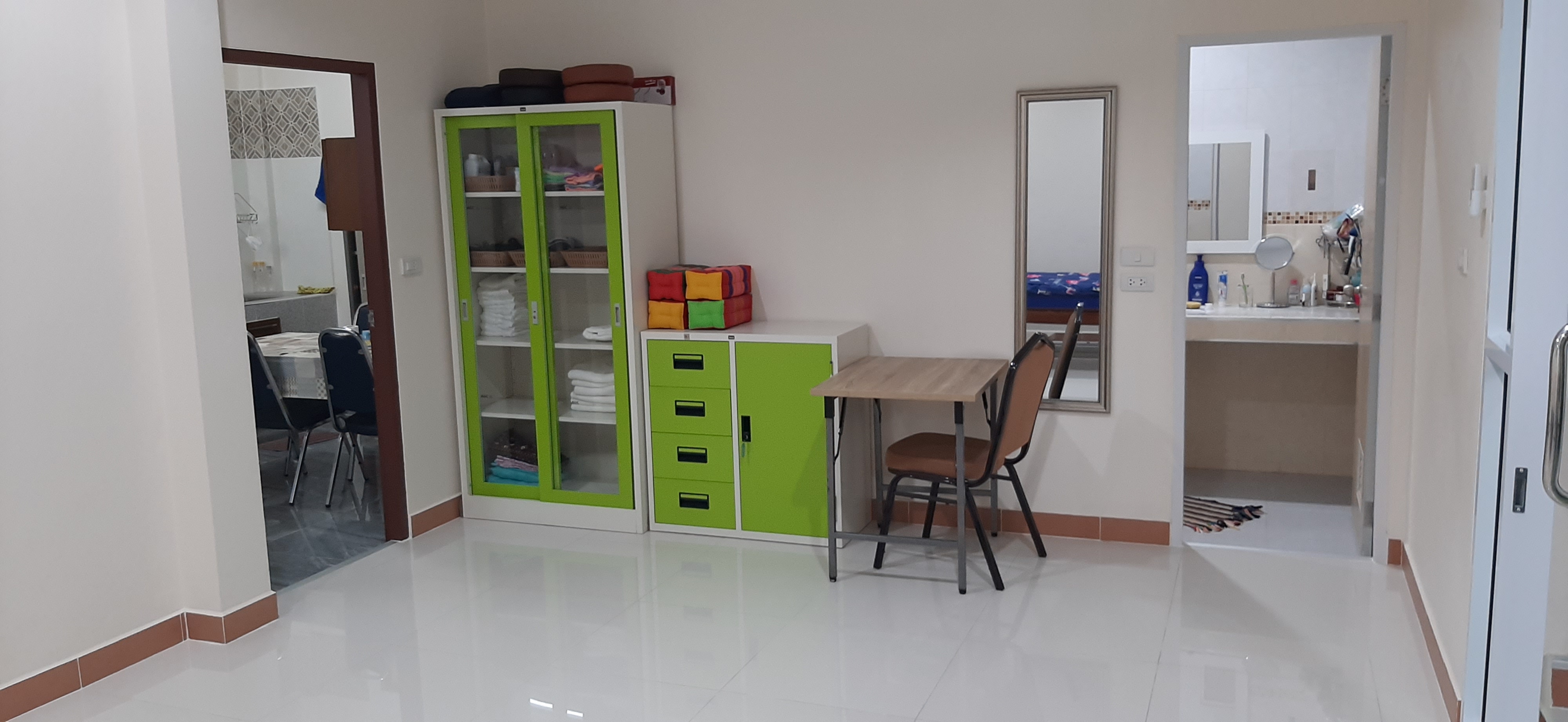 Room between salon and kitchen